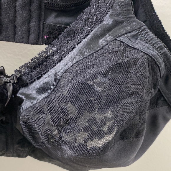 I am selling a bra. - Picture 2 of 2